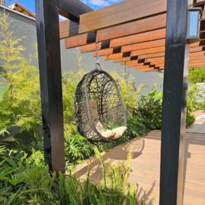 Balanço suspenso de fibra sintética e corda náutica