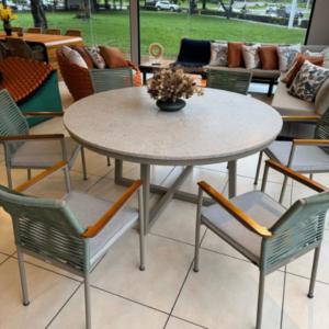 Conjunto de Mesa Evelyn com Tampo em Mármore e Poltronas Florence